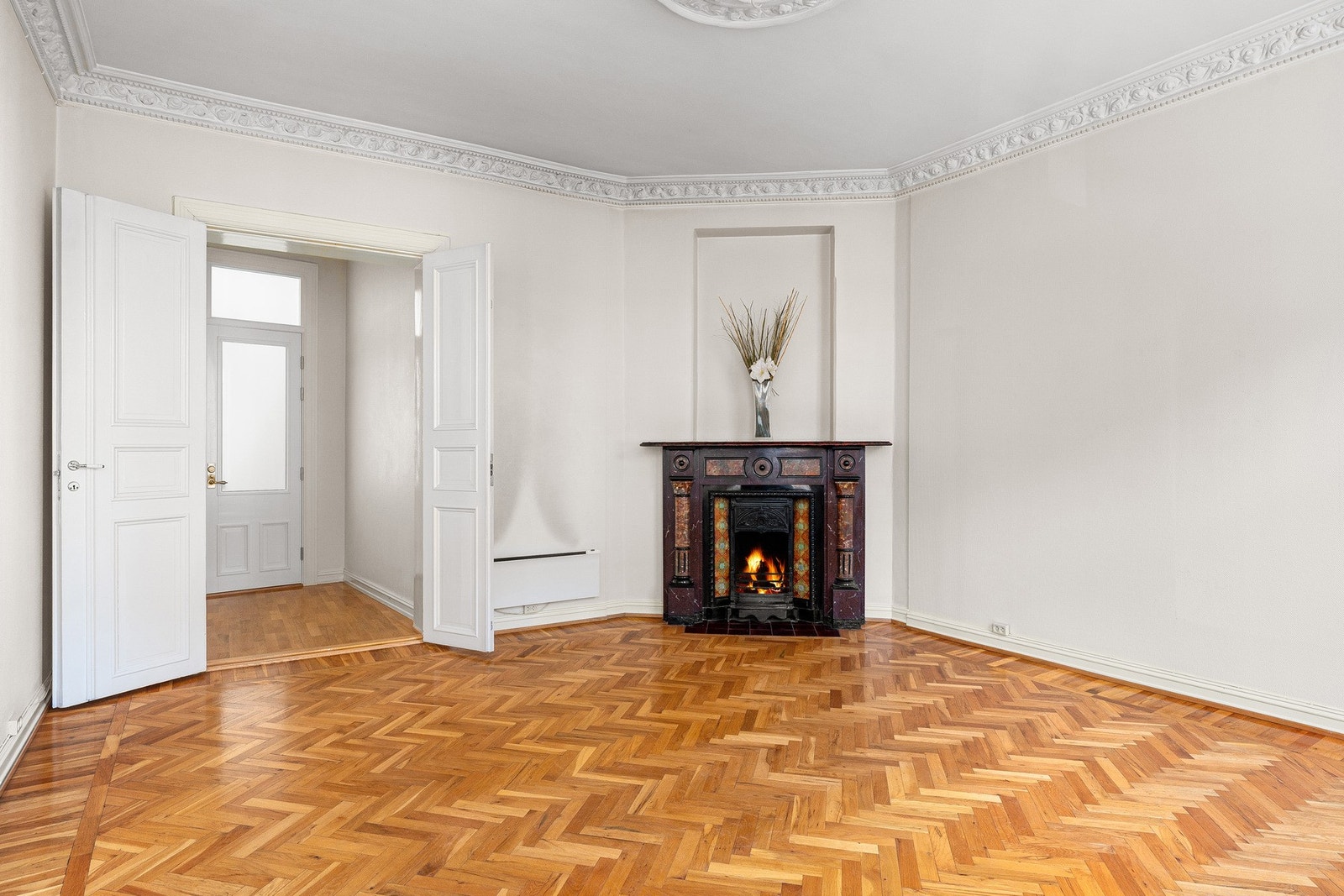 Den klassiske fiskebeinsparketten gir stuen et elegant uttrykk. Galleribilde