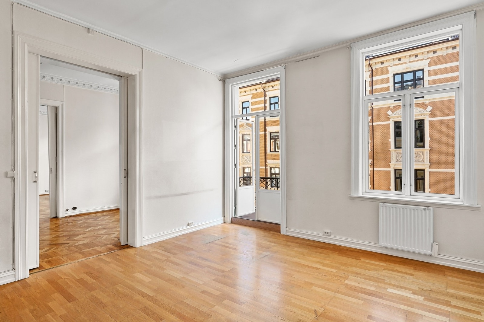 Soverommet er av god størrelse og oppleves gjennomlyst med store vindusflater og balkongdør. Galleribilde