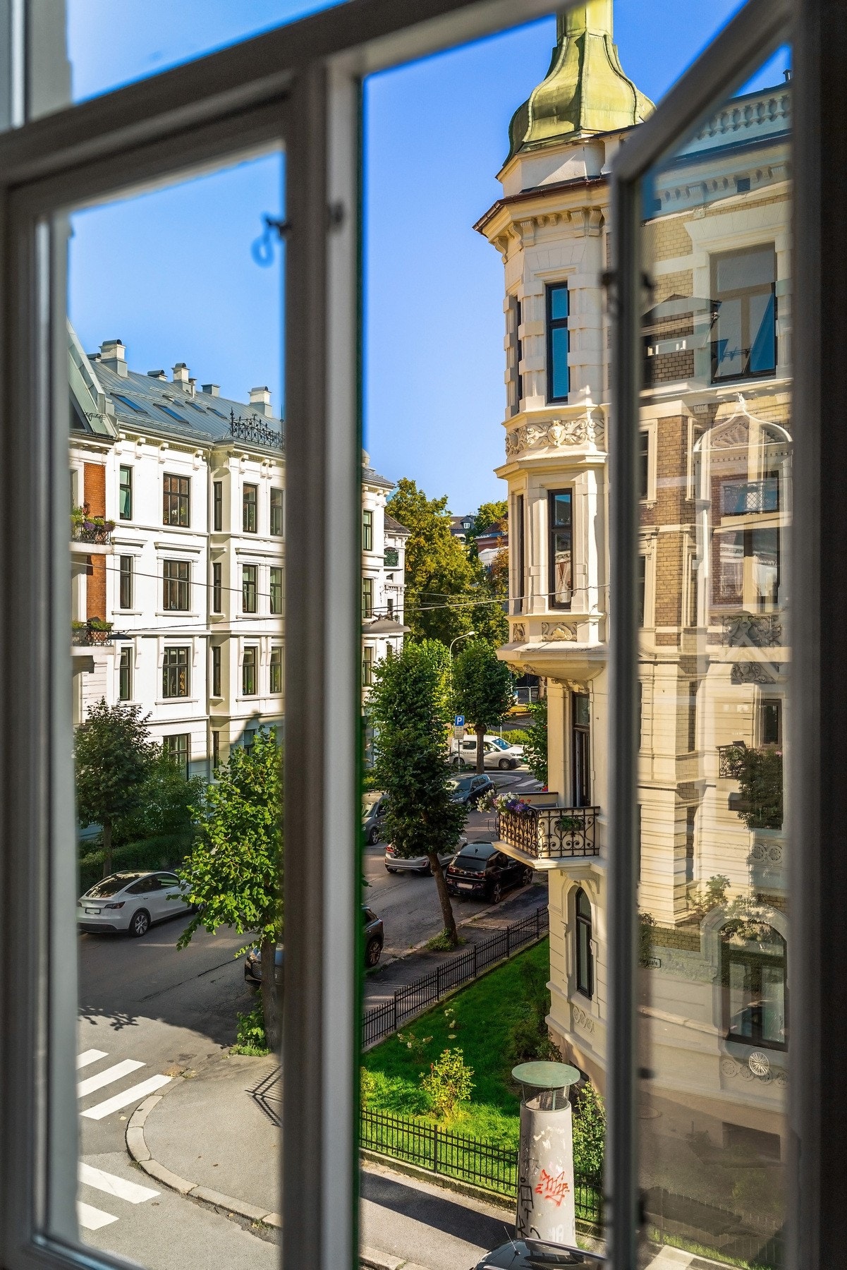 Leiligheten er omringet av klassiske bygninger med flotte detaljer. Galleribilde
