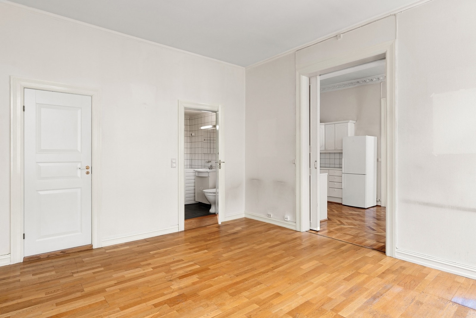 Fra kjøkkenet går du inn på dette romslige soverommet. Galleribilde