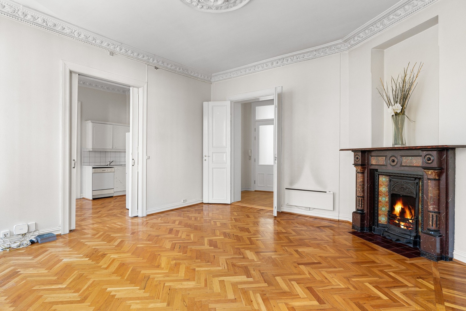 Velkommen inn! Stuen er virkelig leilighetens største stjerne, med 3,27 m takhøyde, rosett og stukkatur. Galleribilde