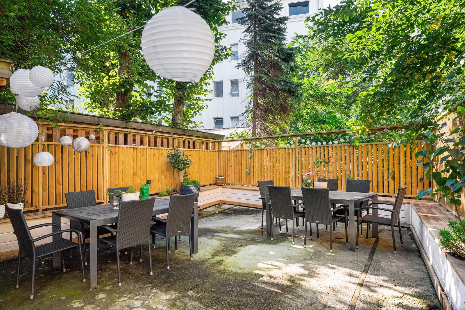 Her er det opparbeidet med pen beplantning og flott treverk. Galleribilde