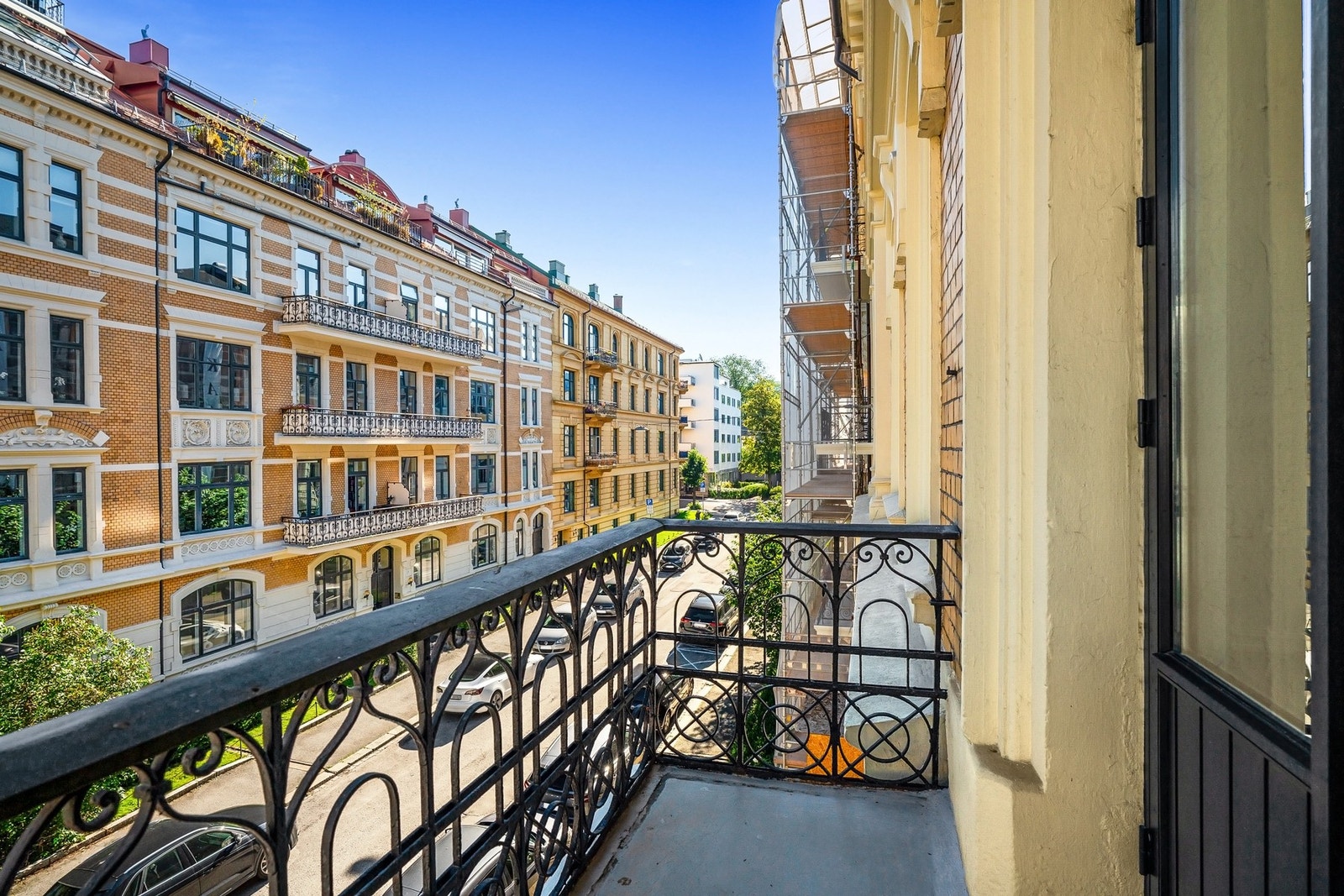 Bygget er utstyrt med heis som gjør beliggenheten i 3. etasje ypperlig for folk i alle livsfaser. Galleribilde