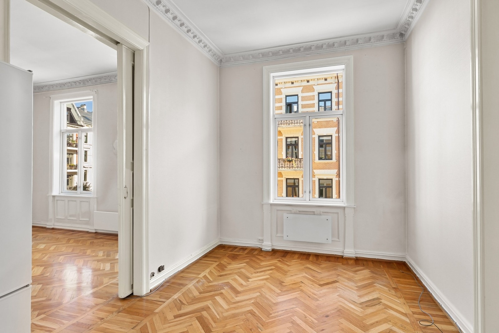 Noen vil kanskje se gleden i å sette opp en lettvegg på denne siden av kjøkkenet for å dele av rommet. Galleribilde