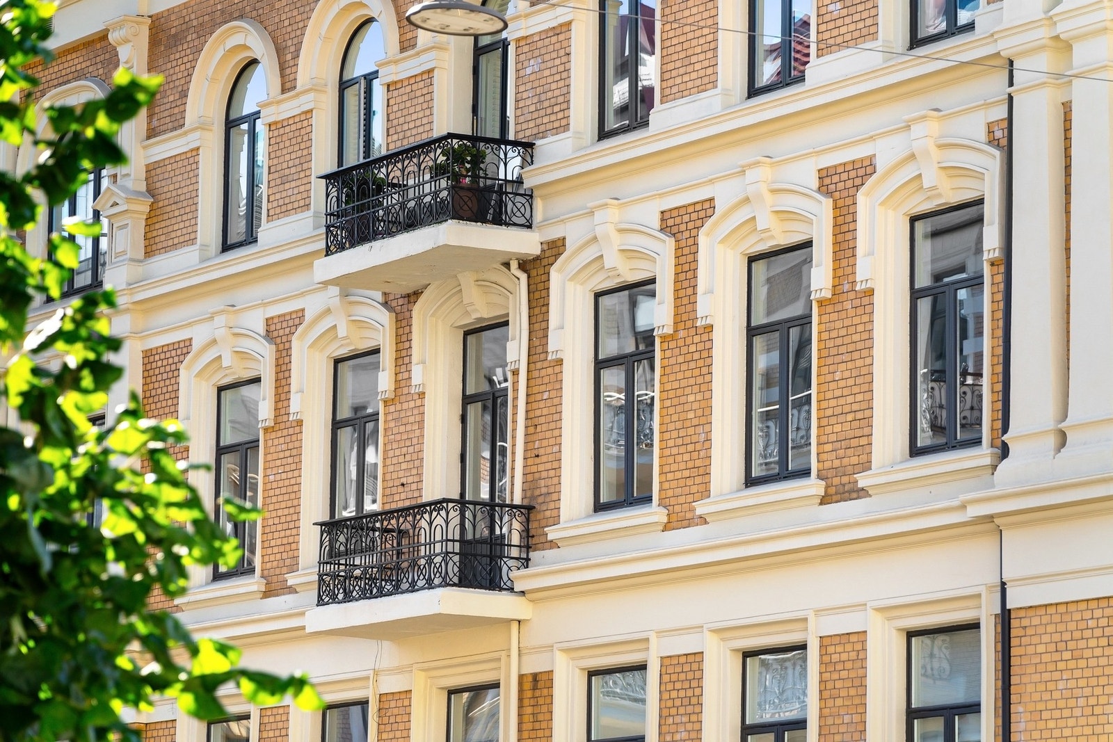 Fra leiligheten har du under fem minutter til populære Solli plass med Sommerro, Sats og butikker. I tillegg har du både Kaffebrenneriet, Baker Hansen, Meny og Kiwi i umiddelbar nærhet. Galleribilde
