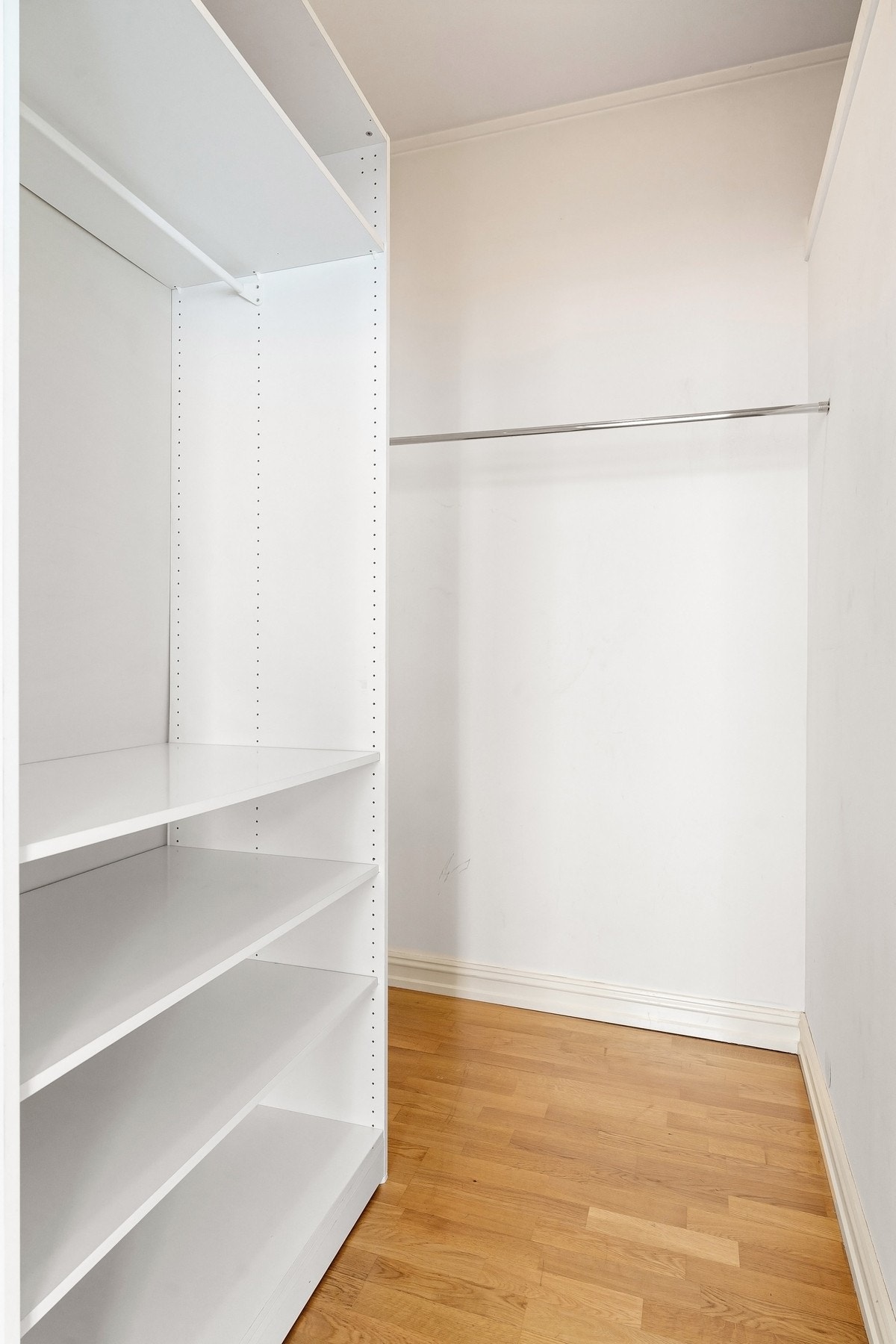 Tilknyttet soverommet har du et romslig garderoberom med garderobeinnredning. Det er hems på rommet, perfekt til ekstra oppbevaring. Galleribilde