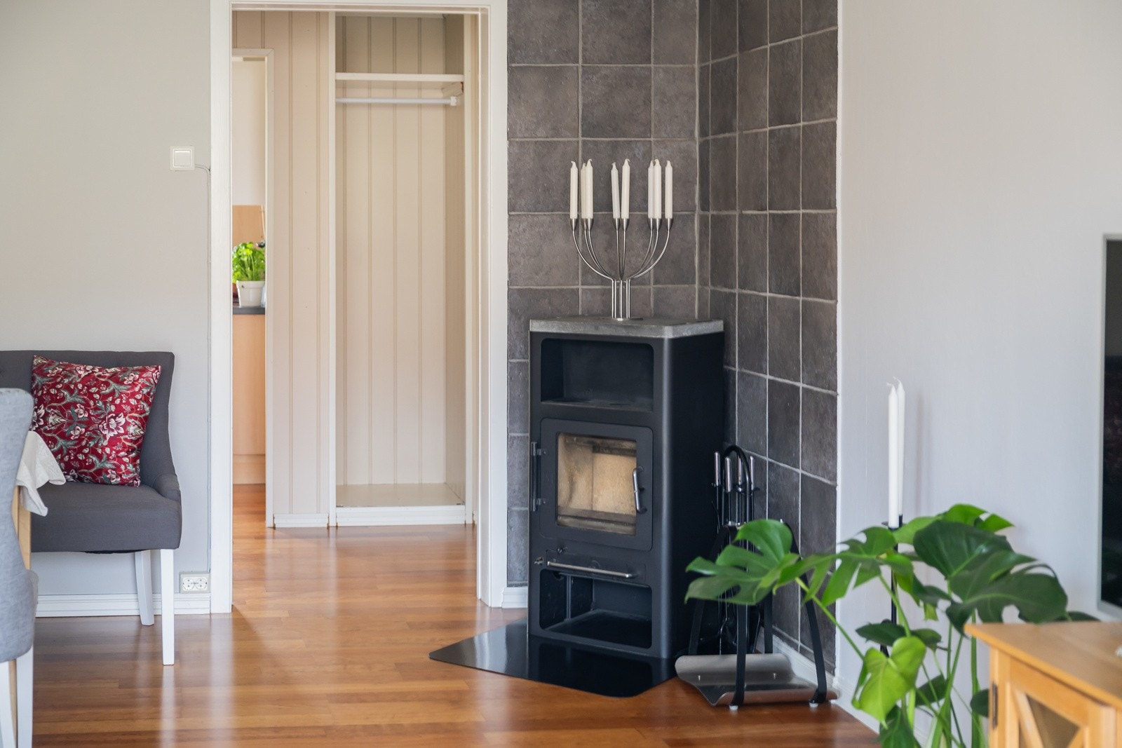 Stuen har peisovn for kalde dager, noe som gjør rommet ekstra hyggelig. Galleribilde