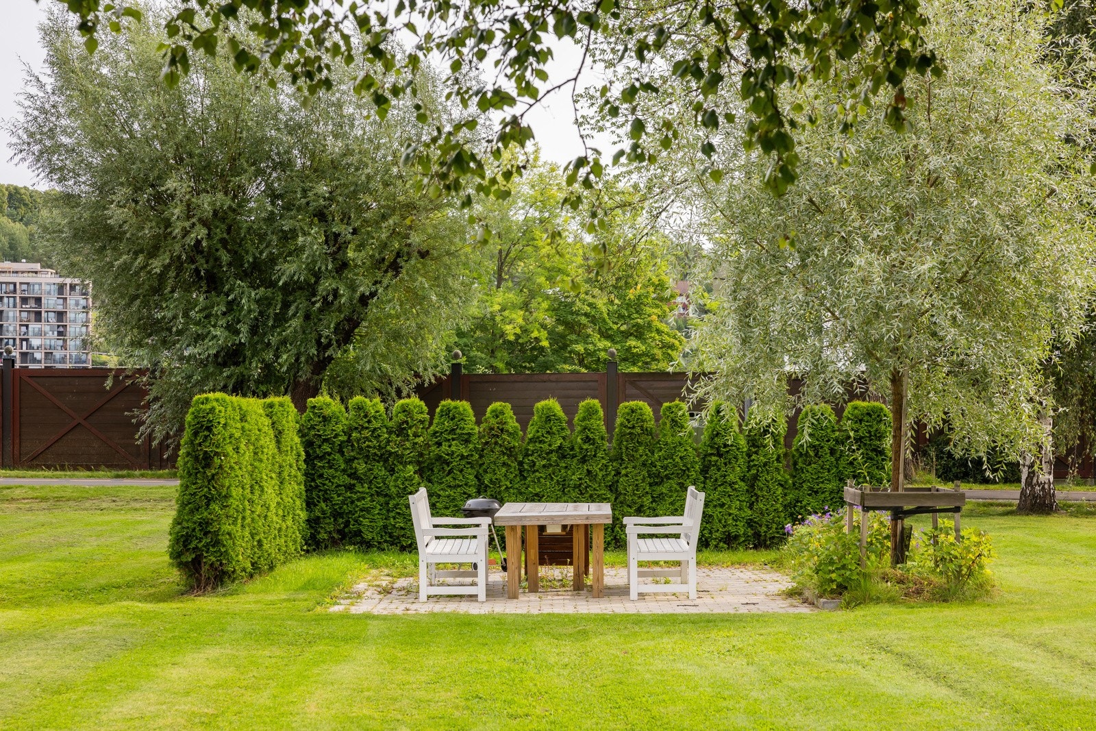 Parkmessige grøntarealer, sittegrupper, lekeplasser og beplantning rundt blokkene. Galleribilde