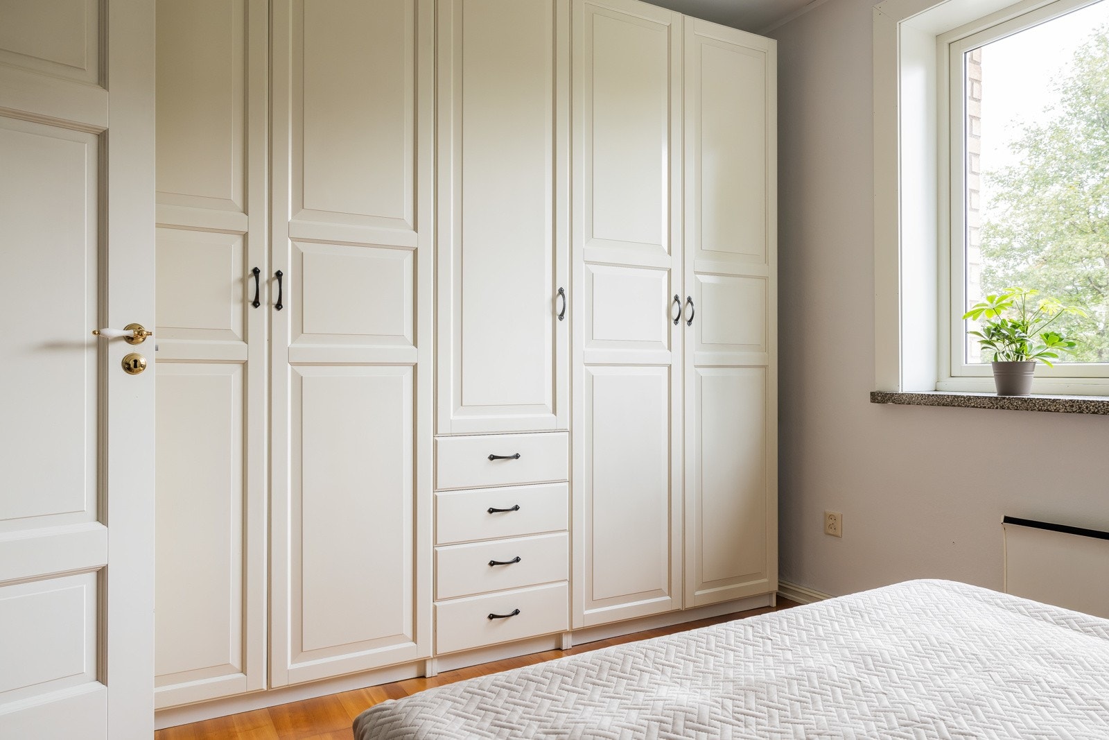 Garderobeskap med plass til mye oppbevaring. Galleribilde