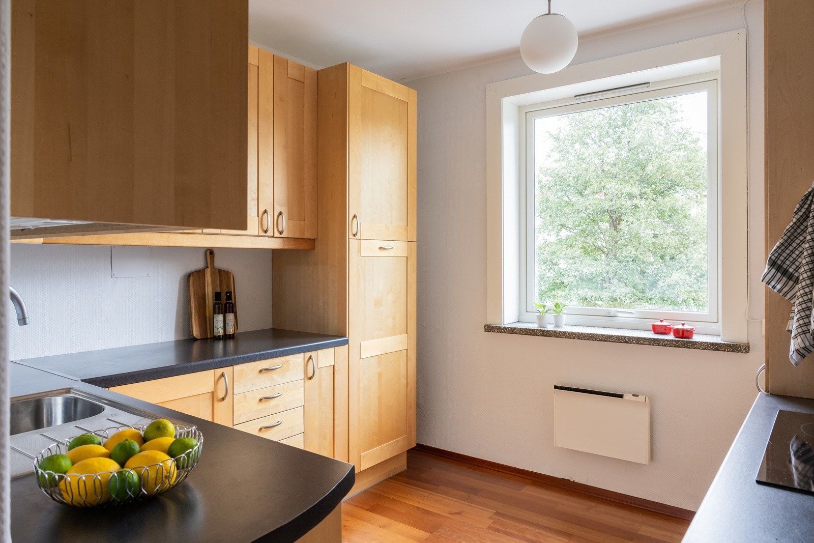 Adskilt kjøkken med plass til spisebord ved vinduet. Galleribilde