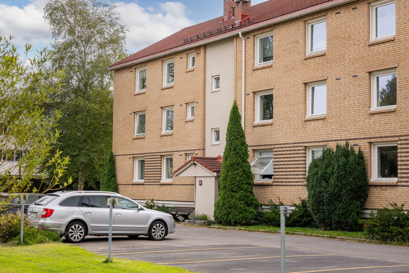 Leiligheten ligger sentralt til med kort vei til buss og t-bane. Umiddelbar nærhet til busstoppet Klosterheimveien med buss nr. 2N, 66 og 76 som går til Helsfyr. Galleribilde