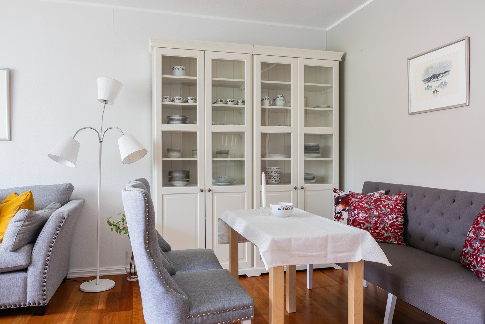 Her er det fin plass til spisebord for flere gjester. Galleribilde