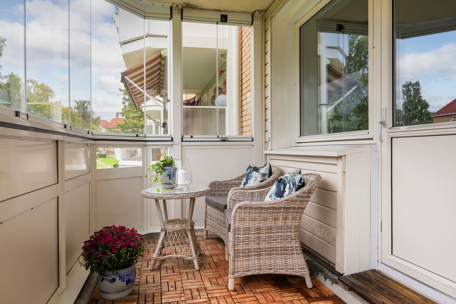 Solrik, vestvendt og innglasset balkong på 9 m². Galleribilde