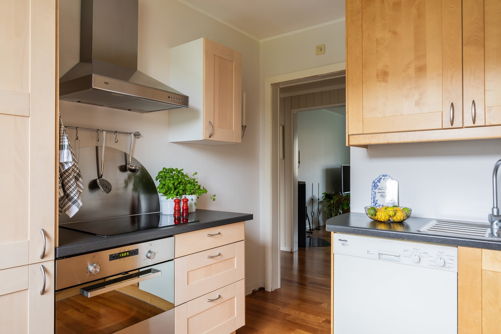 Innfelte hvitevarer som koketopp, stekeovn, kjøl/- fryseskap og frittstående oppvaskmaskin. Galleribilde