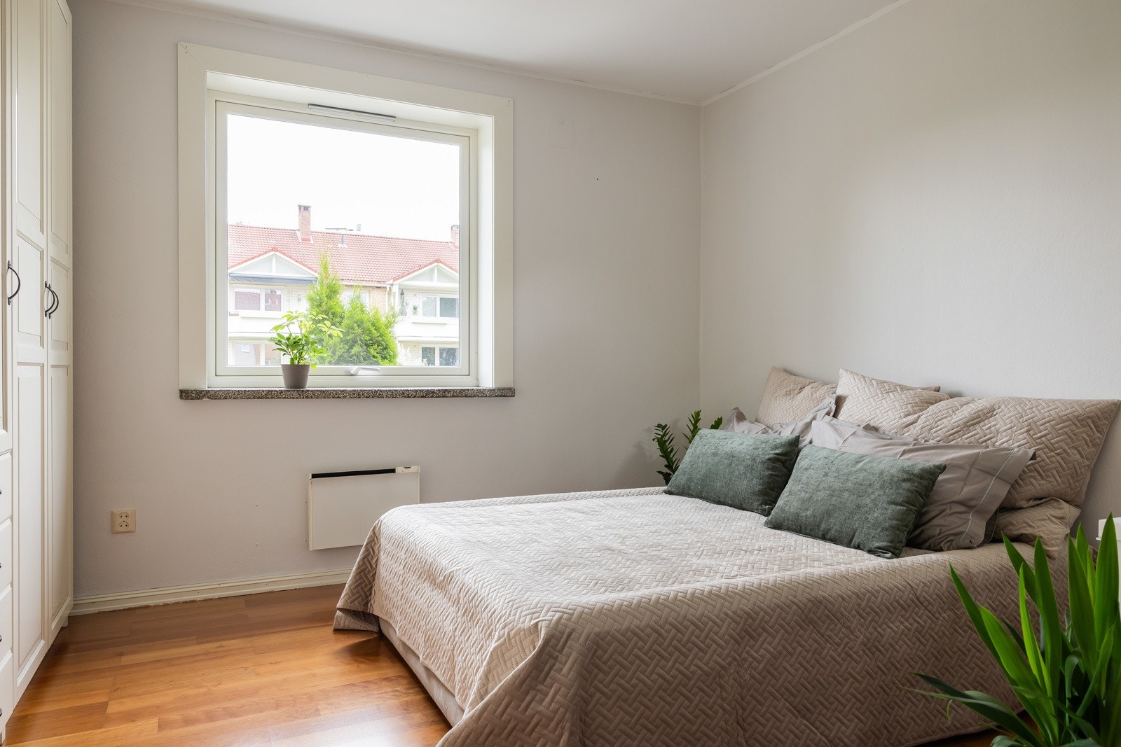 Stort soverom med god plass for dobbeltseng. Galleribilde