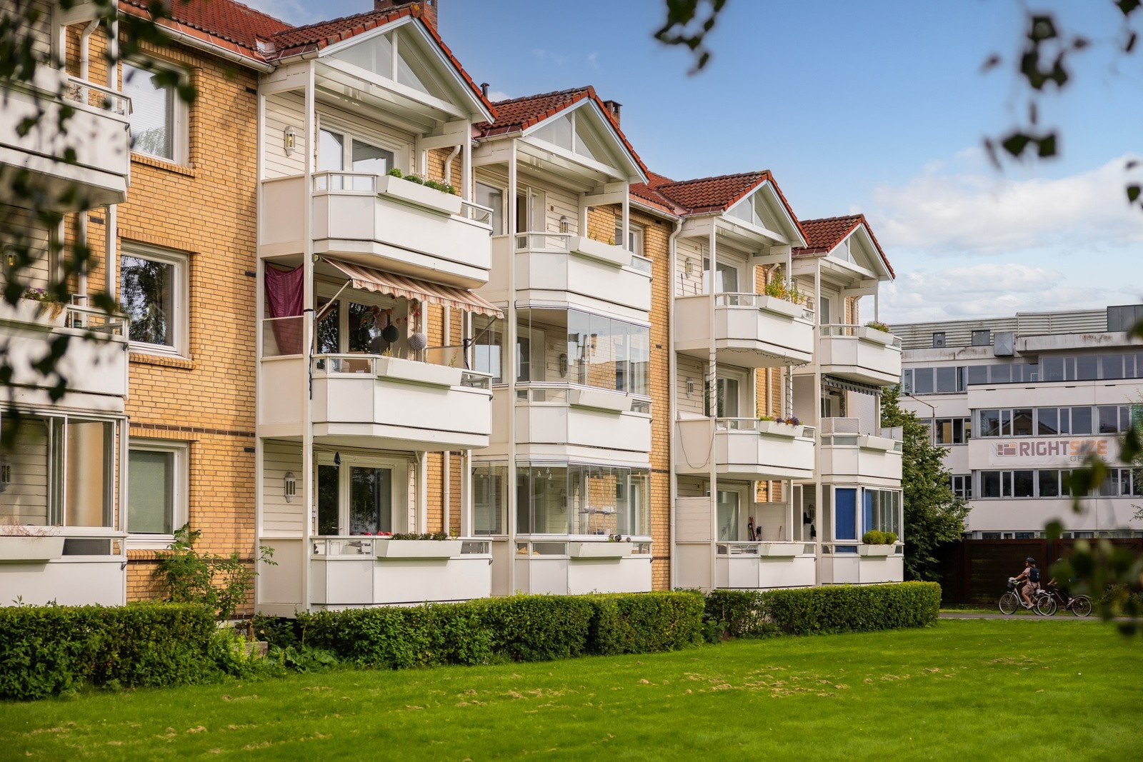 Meget god intern beliggenhet på området i 2.etg. med få trapper å gå. Galleribilde