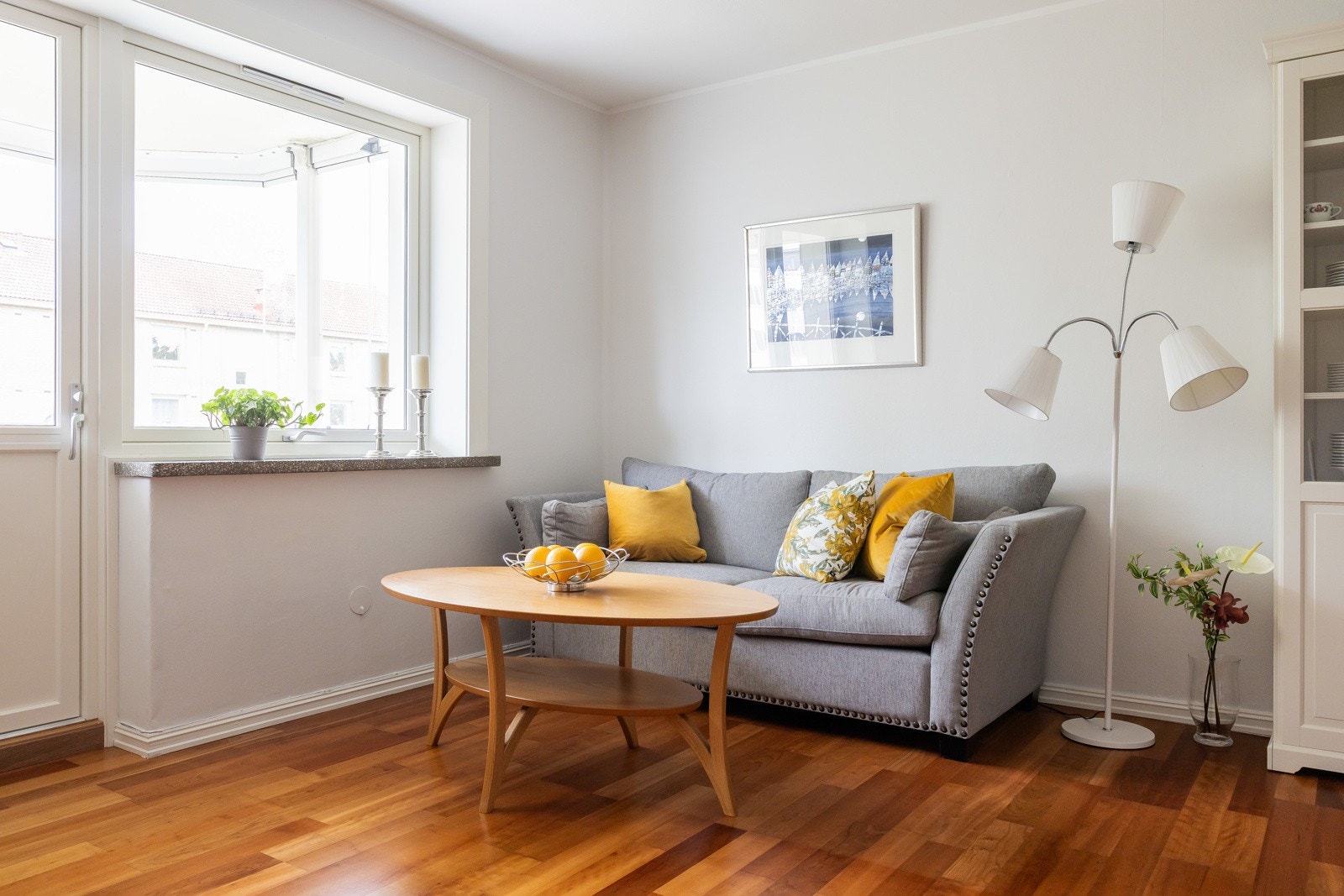 Stuen har godt med plass til sofaghruppe, tv-møblement mm. Galleribilde