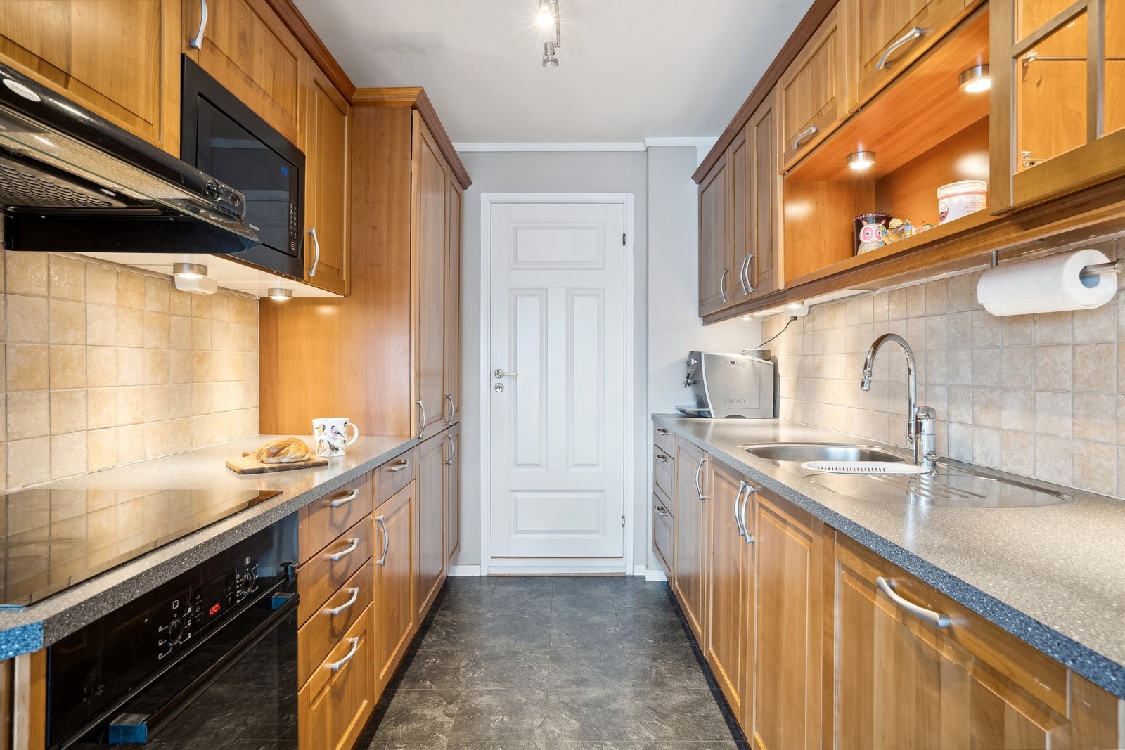 Kjøkken med god plass i skuffer og skap Galleribilde