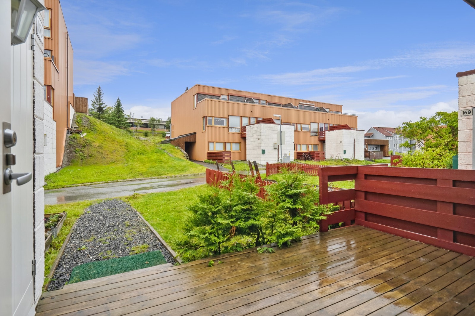 Platting foran inngangsparti
Ved inngangspartiet vil det også bli anlagt ny platting, asfaltert gangveg med kantstein samt gressplen og blomsterbed. Galleribilde