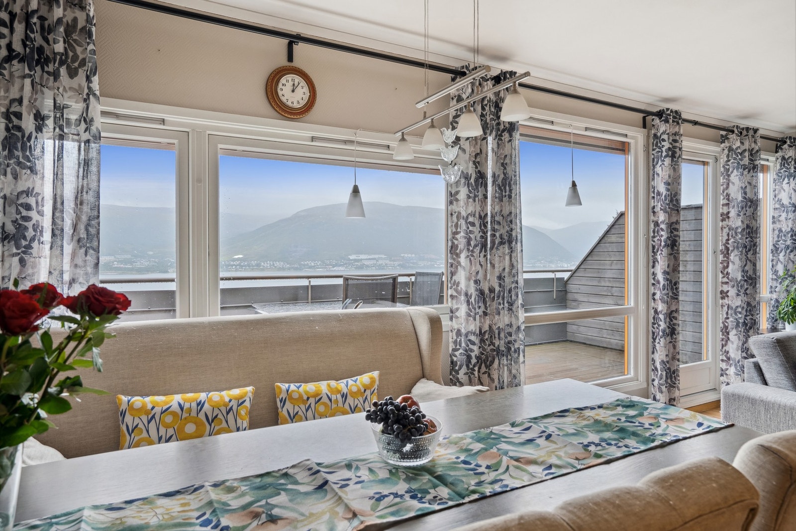 Store vindusflater gir godt med lys Galleribilde