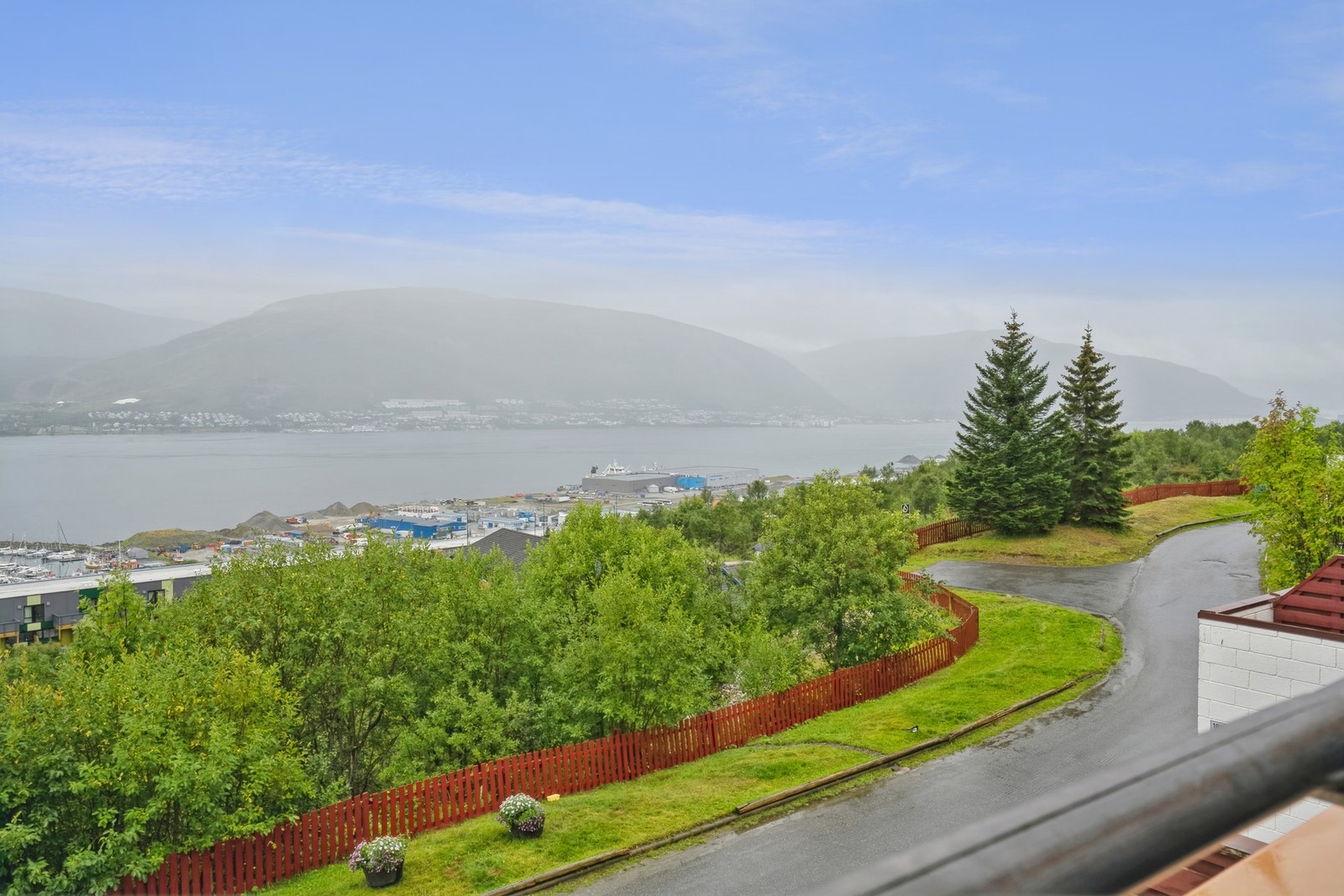 Varden borettslag er attraktivt og veldrevet, kjent for sine flotte uteområder og gode sol og utsiktsforhold. Galleribilde