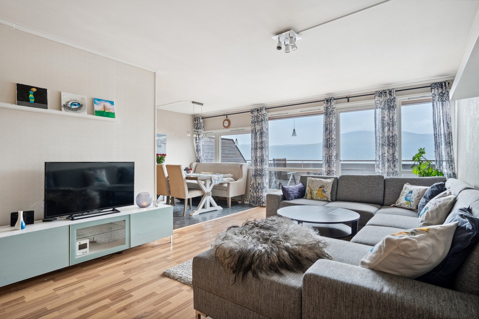 Praktisk 4-roms andelsleilighet med parkering og terrasse med utsikt Galleribilde