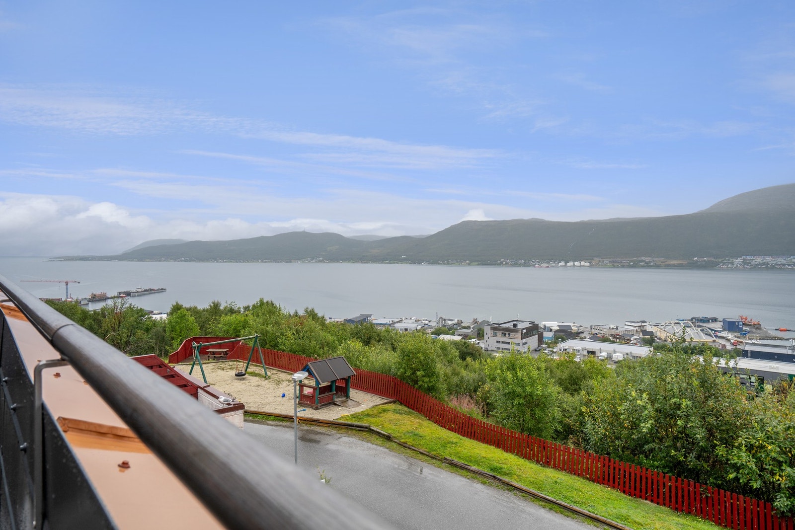 Sentralt beliggende med gangavstand til UNN/ UiT, lysløype, butikk, barnehage, skole, samt gode bussforbindelser. Galleribilde