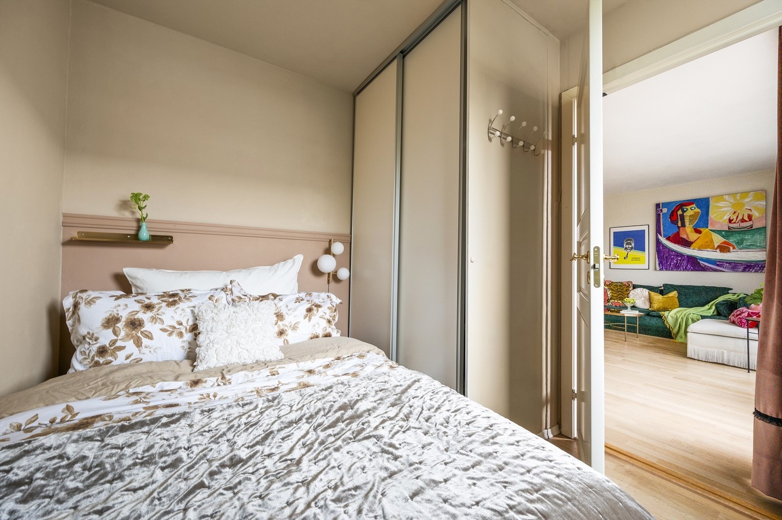 På soverommet er det montert skyvedørsgarderobe med plass til klær og andre personlige eiendeler Galleribilde