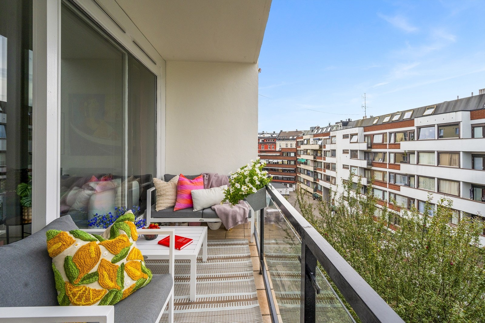 Balkongen er sydøstvendt og måler ca. 5 m², med sol fra ca. kl. 07:00 til 14:00 om sommeren Galleribilde