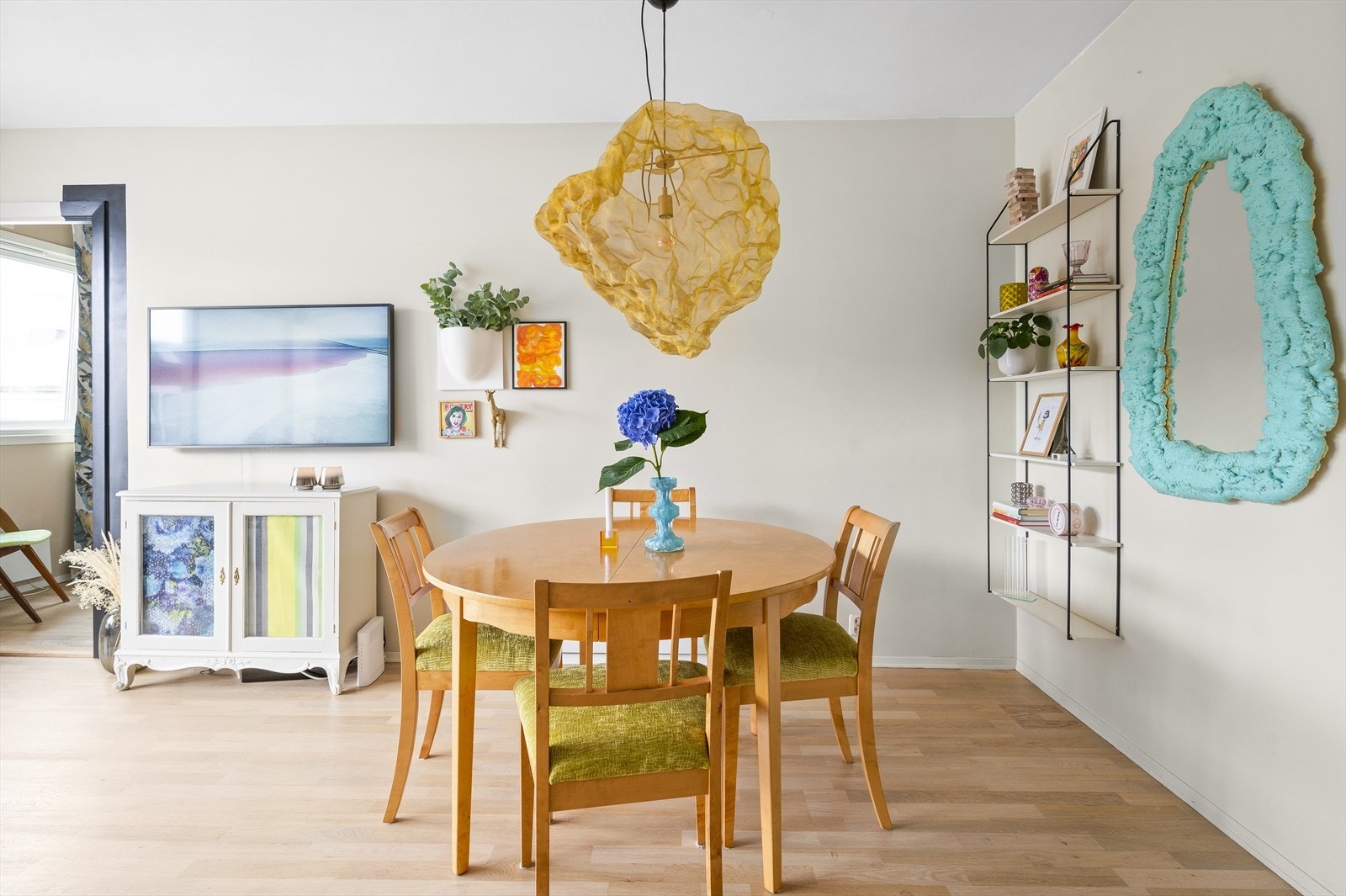 Fin sone for spisebord med plass til flere gjester Galleribilde