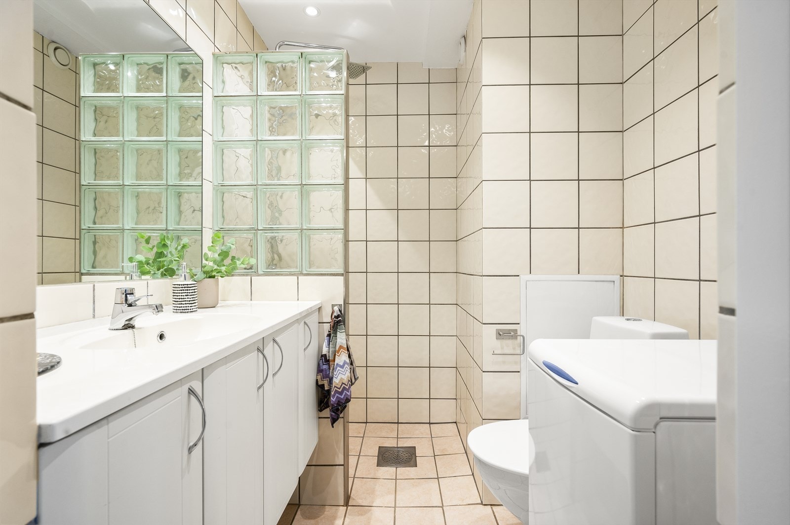 Badet er flislagt, og gulvet har elektrisk gulvvarme under Galleribilde