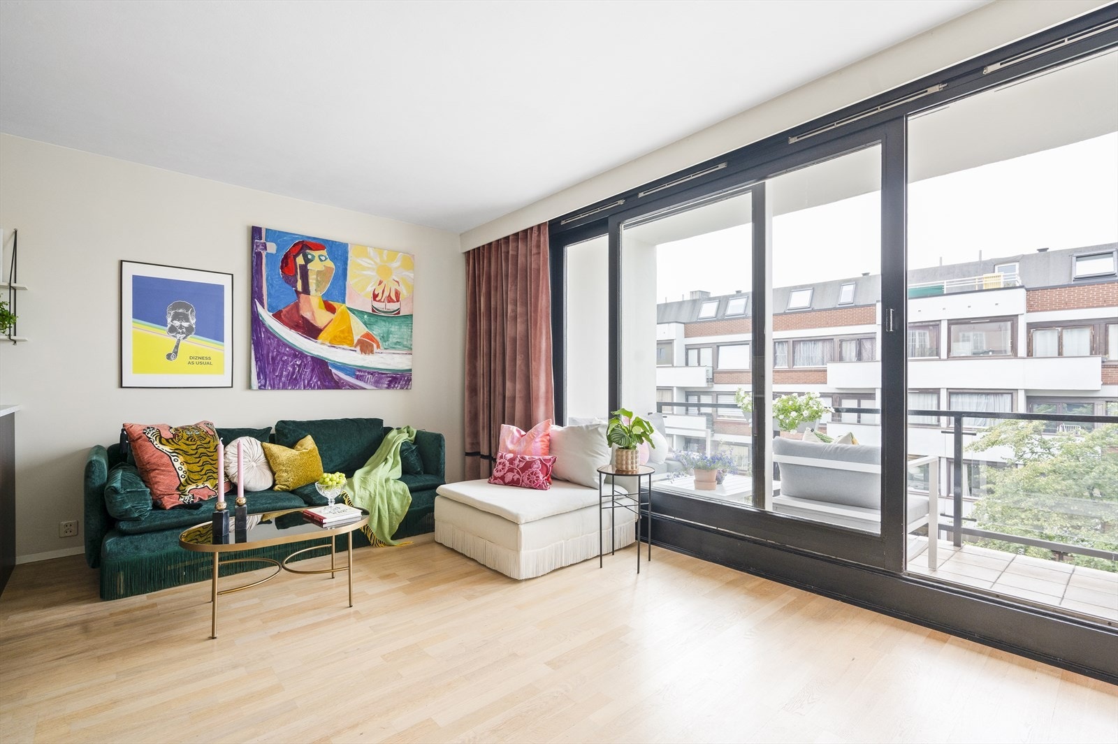 Leiligheten vender i sin helhet ut mot rolig bakgård Galleribilde
