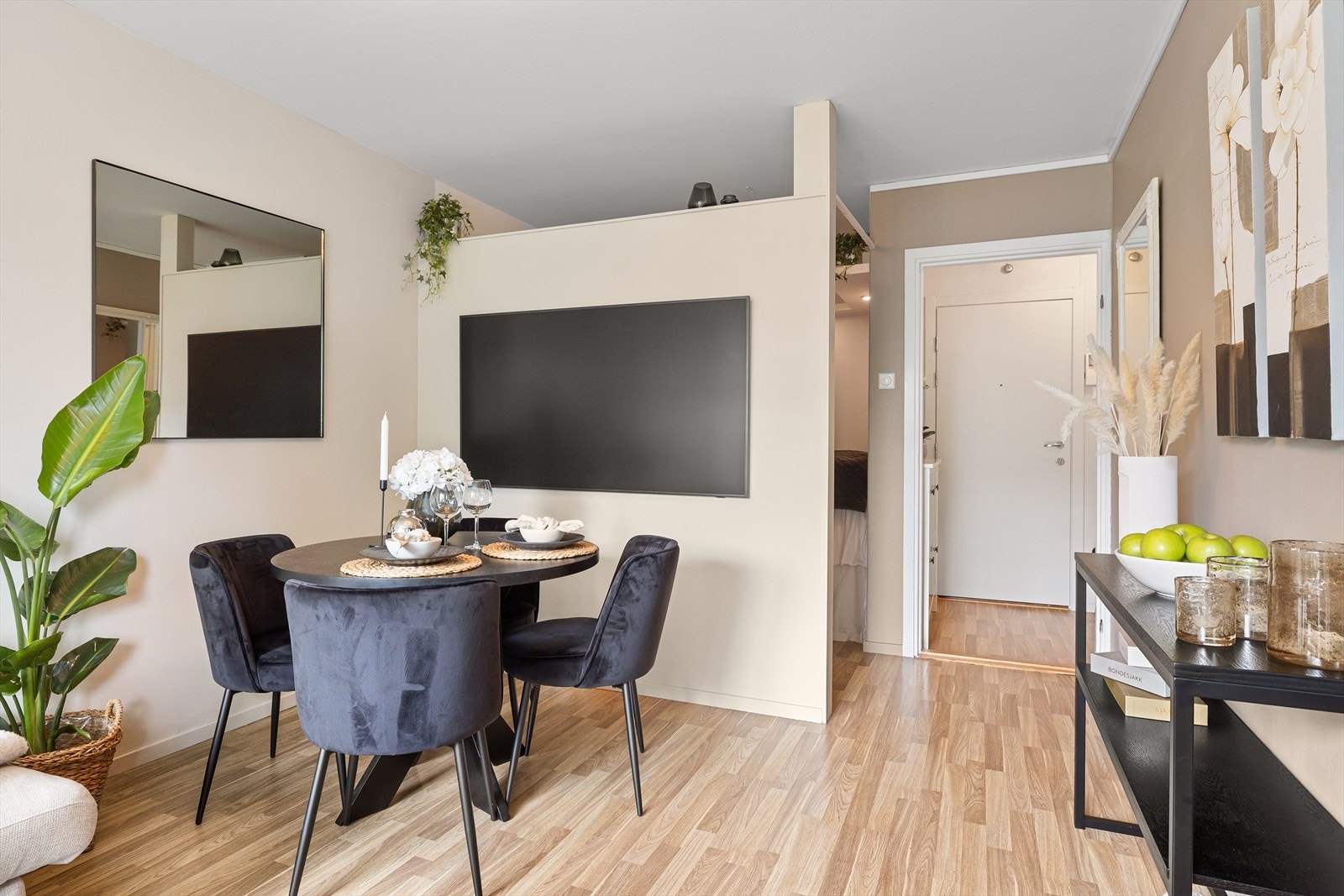 Fra stuen er det adkomst til sovealkove og åpen løsning mot kjøkken. Galleribilde
