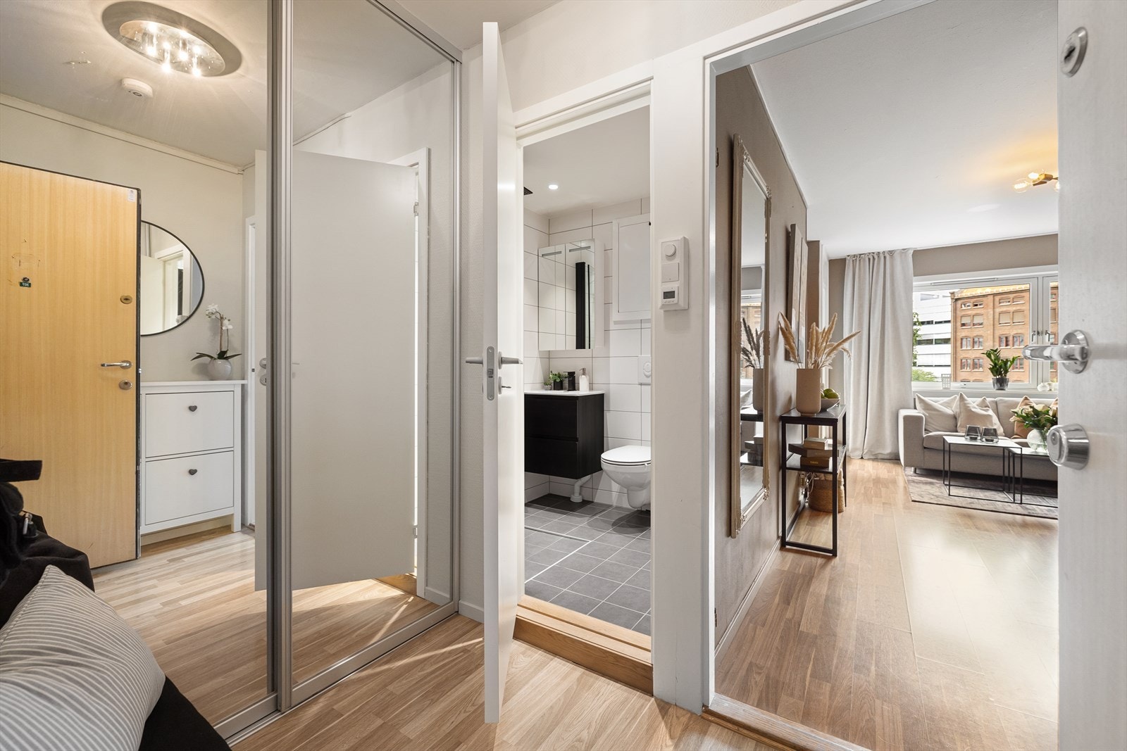 Innbydende og lys entré med stor skyvedørsgarderobe. Galleribilde