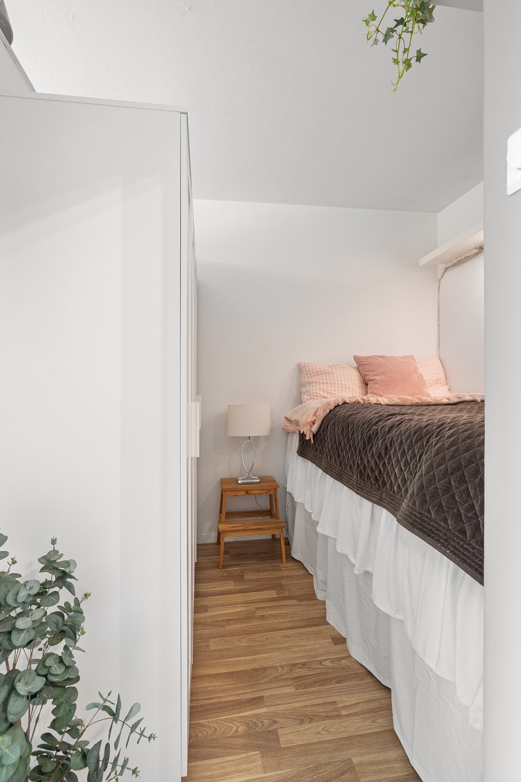 Det er et stort garderobeskap med masse lagringsplass. Galleribilde