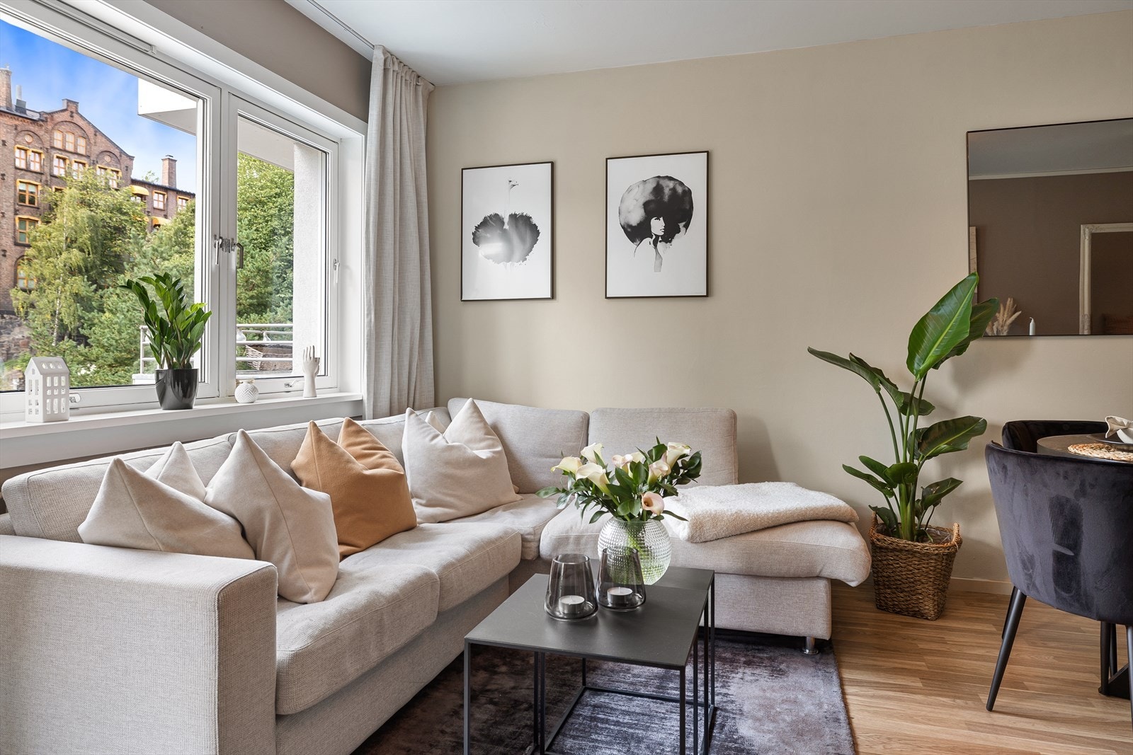 Leiligheten har pent gulv og slette listfrie vegger i en fin fargetone. Galleribilde
