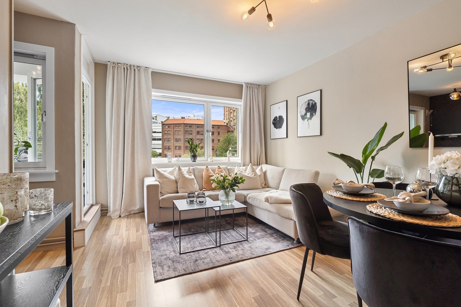 Det er god plass til både sofa med tilhørende sofabord og tv-møblement og spisebord. Galleribilde