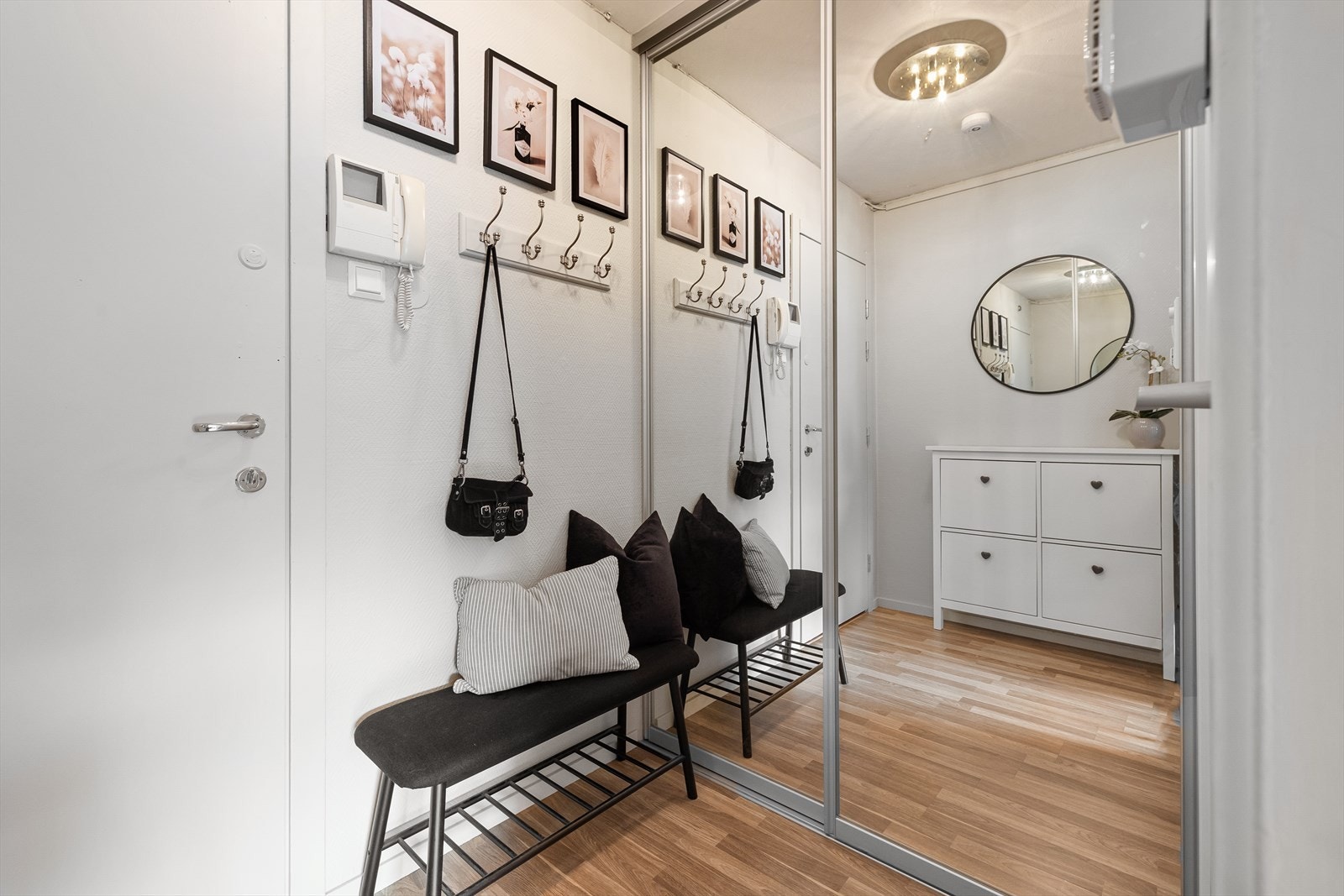 Her kan du både ha oppheng til yttertøy og skohylle. Galleribilde