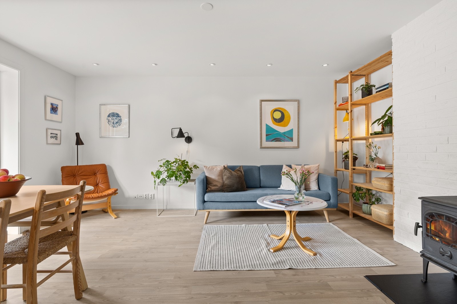 Lys og lekker stue med gode innredningsmuligheter. Galleribilde