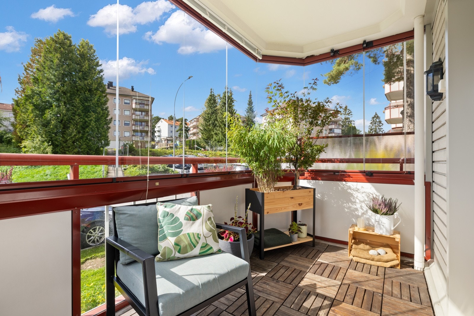 Innglasset, sydvestvendt balkong med gulvareal på ca. 7,5 m². Galleribilde