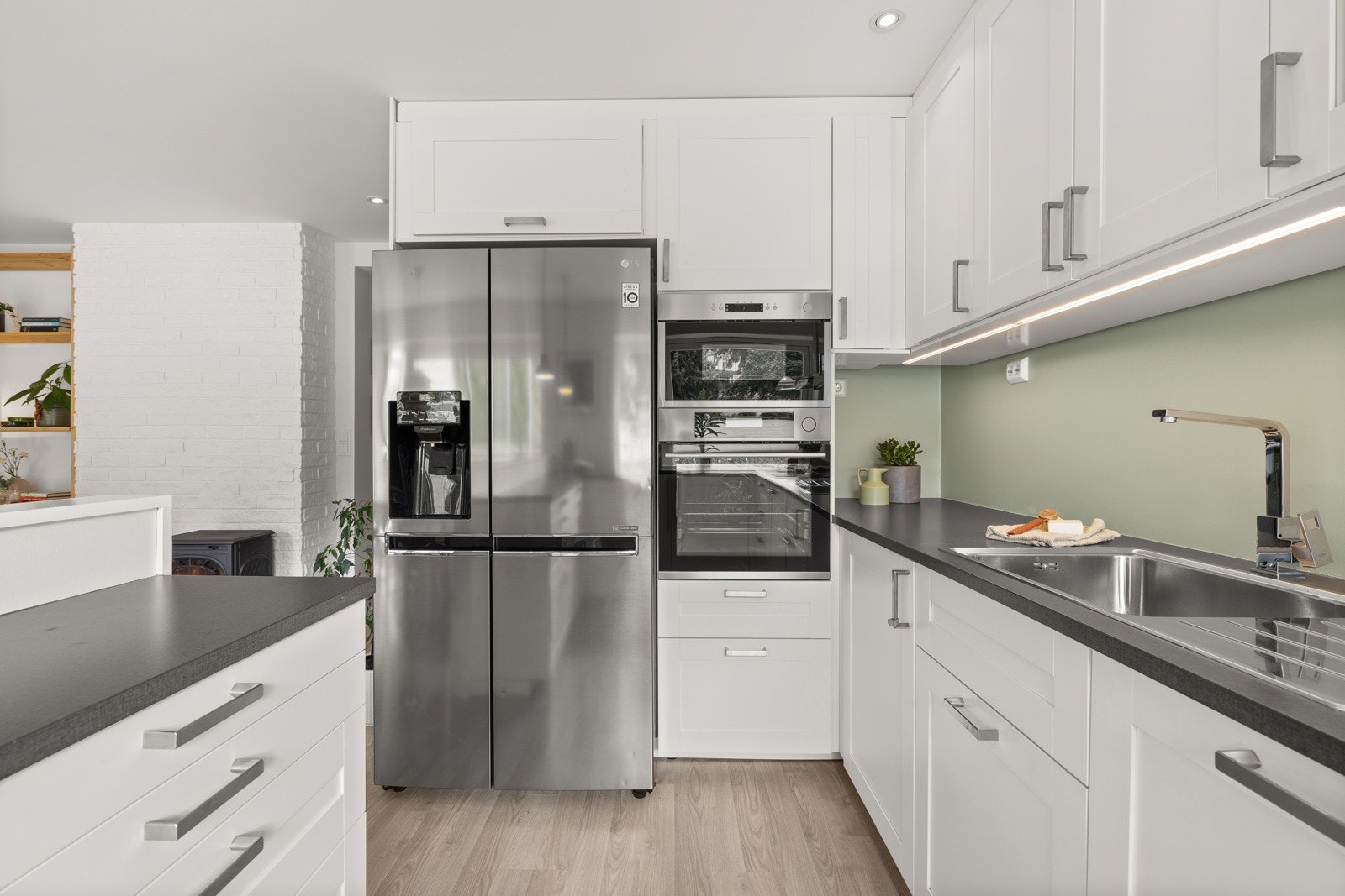 Det er montert komfyrvakt. Ny kullfilterventilator i 2021. Galleribilde