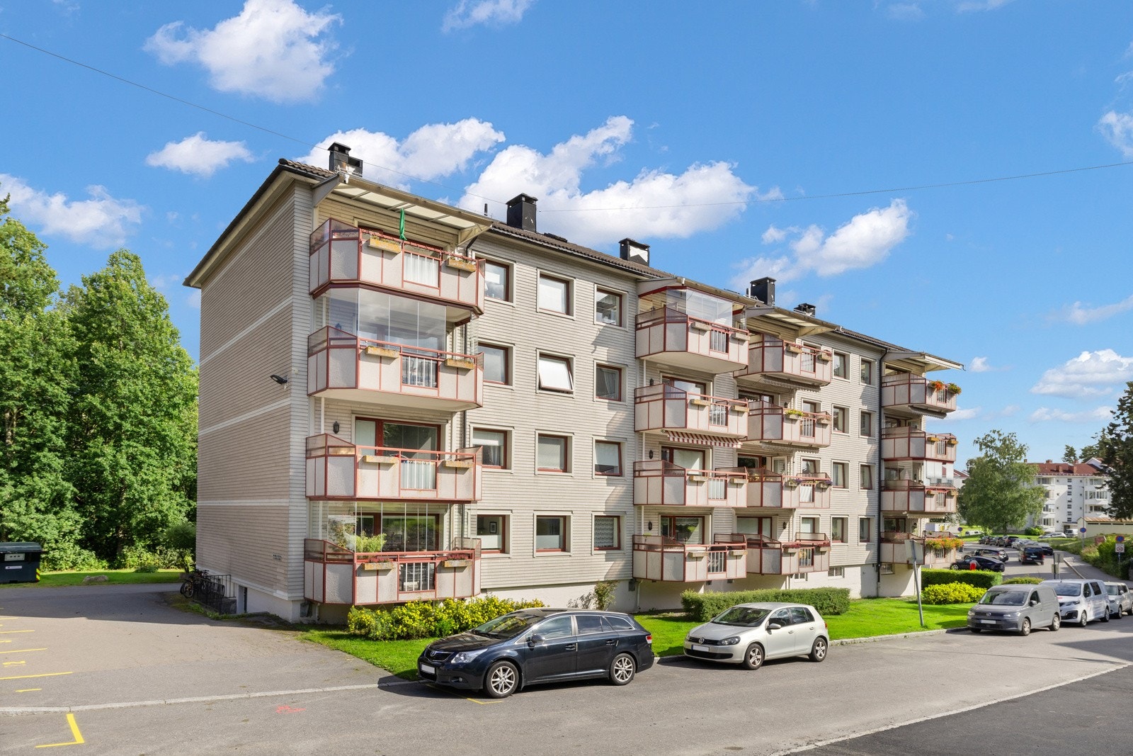 Nylænde Borettslag består av 368 andelsleiligheter fordelt på 18 boligblokker. Galleribilde