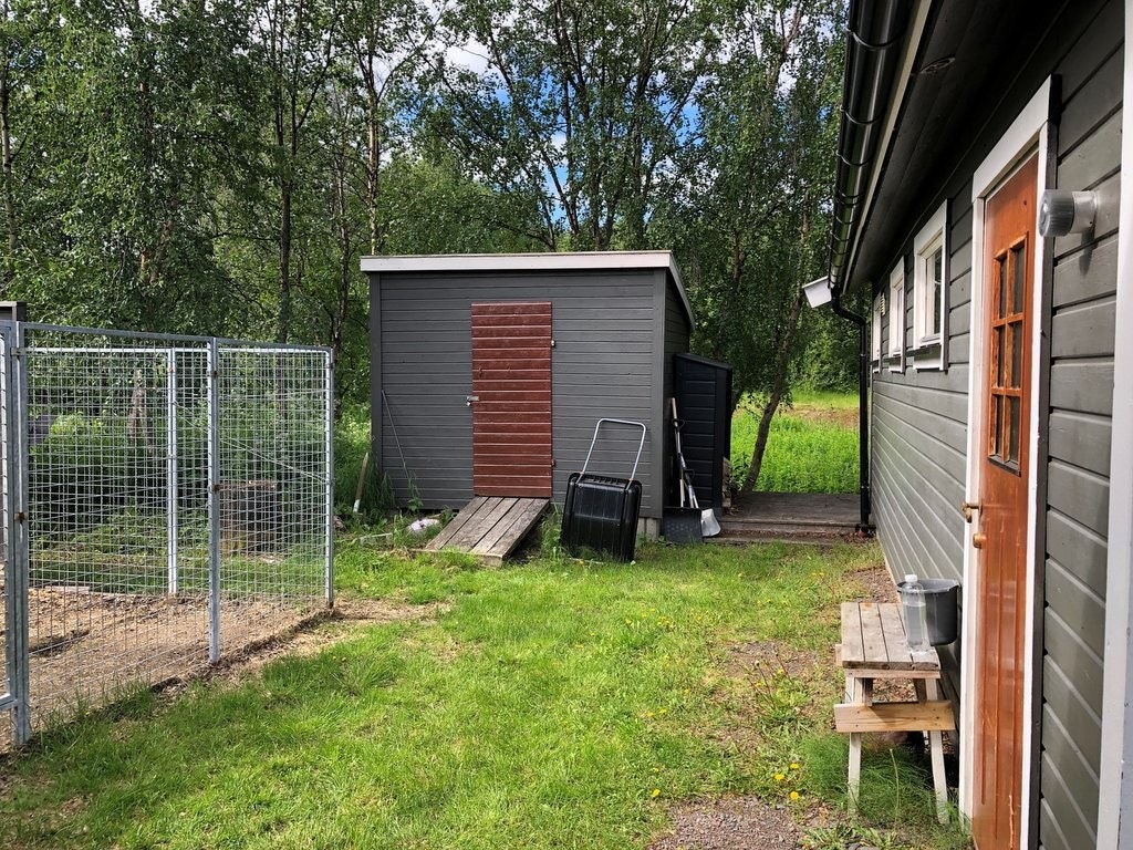 GArasje, uthus og plass til hundegård Galleribilde