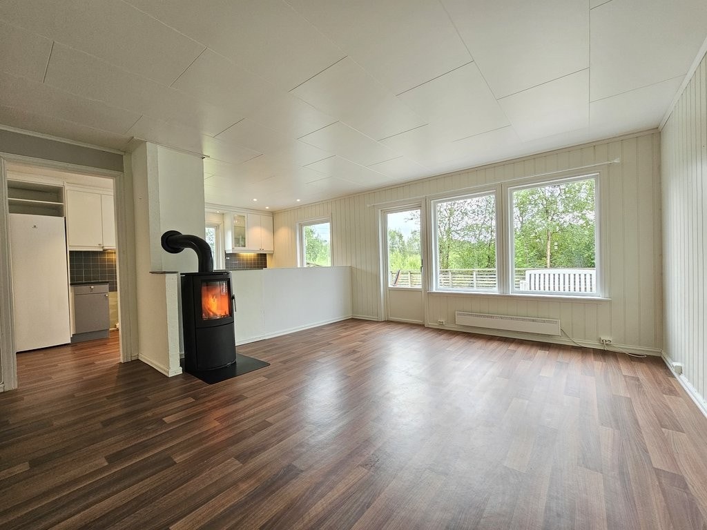 Lys og trivelig stue i åpen løsning med kjøkkenet Galleribilde