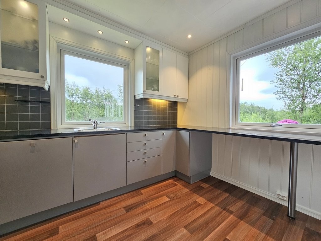 Fin og praktisk kjøkkeninnredning Galleribilde