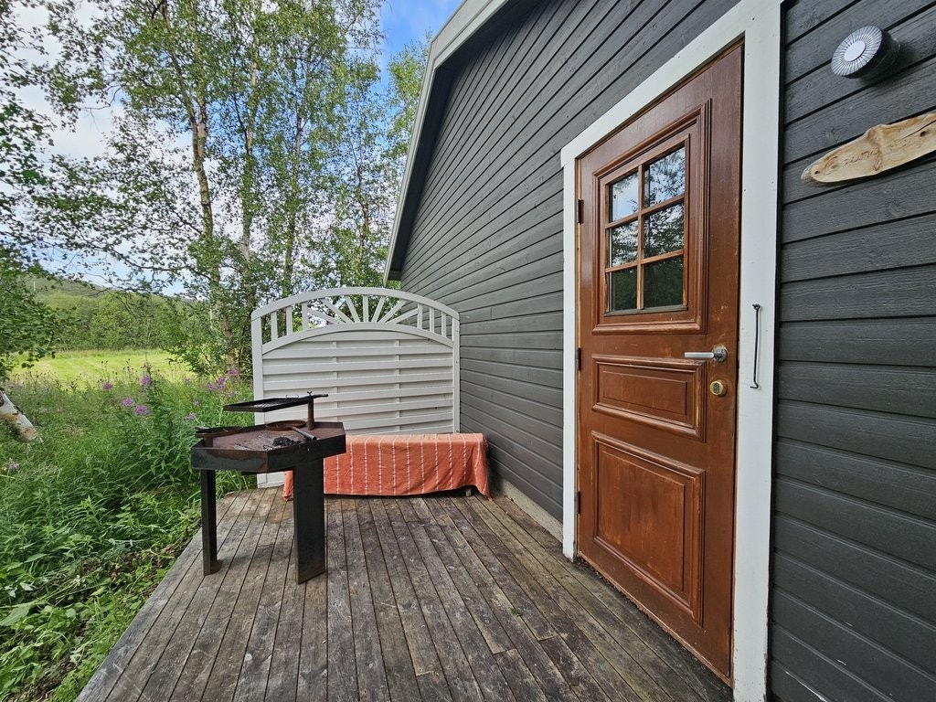 Lun sitteplass utenfor for badstua Galleribilde