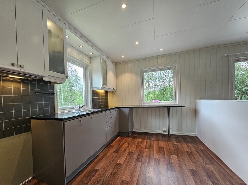 Kjøkkenet (romdeler mellom kjøkken og stue kan fjernes uten å skade gulvet) Galleribilde