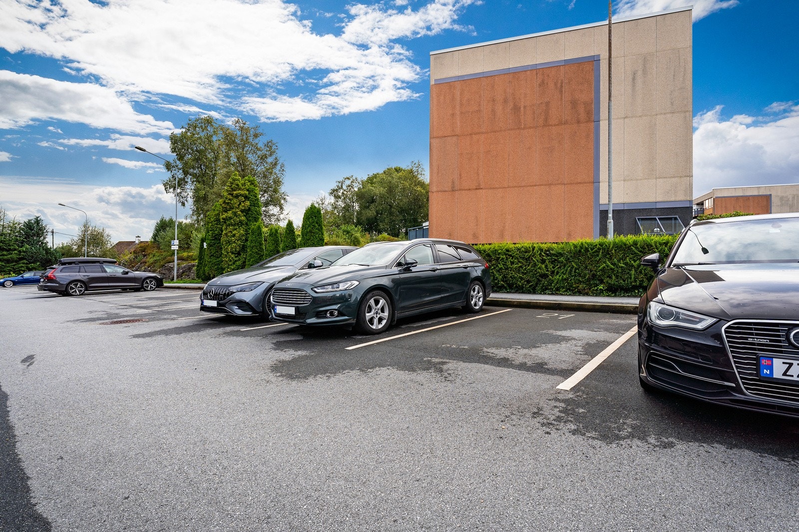 Parkeringsplasser tilknyttet borettslaget. Her kan en søke om parkingsplass, pris 150kr/mnd. Galleribilde