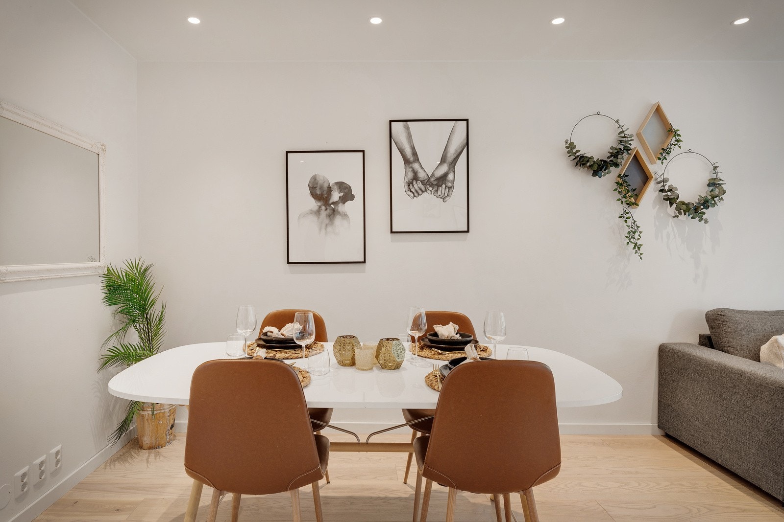 I stuen er det god plass til å innrede med spisebord. Galleribilde