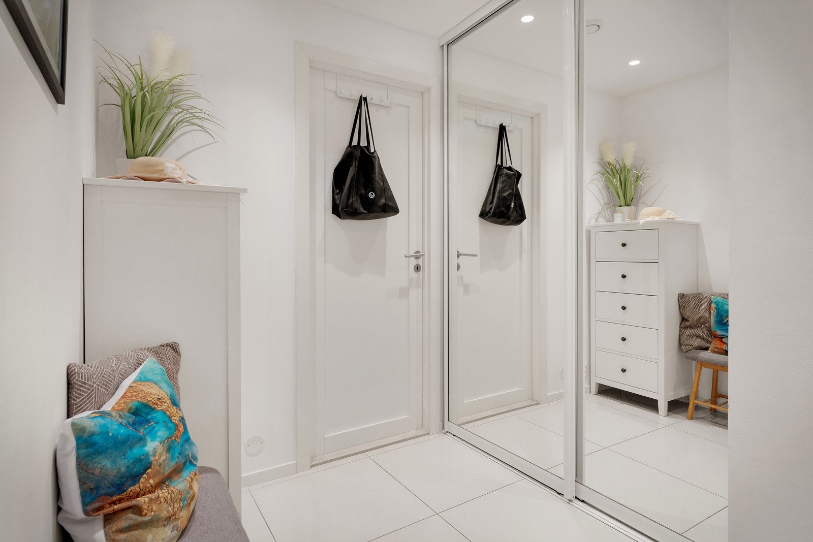 Her er det god plass til oppbevaring i integrert skyvedørsgarderobe. Galleribilde
